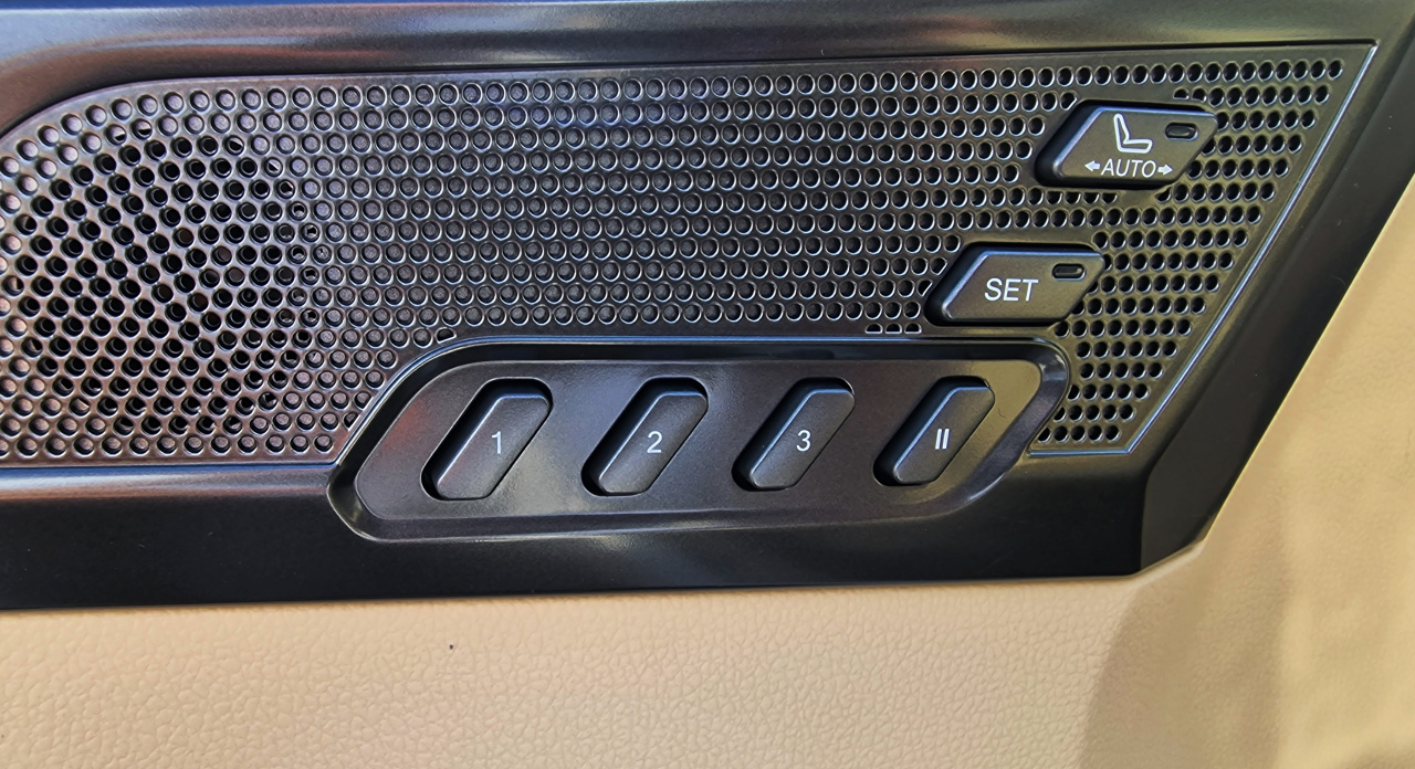 Rexton 2.2e-XDI Premium AT 4x4 Bílá perleť WAK/béžová BE