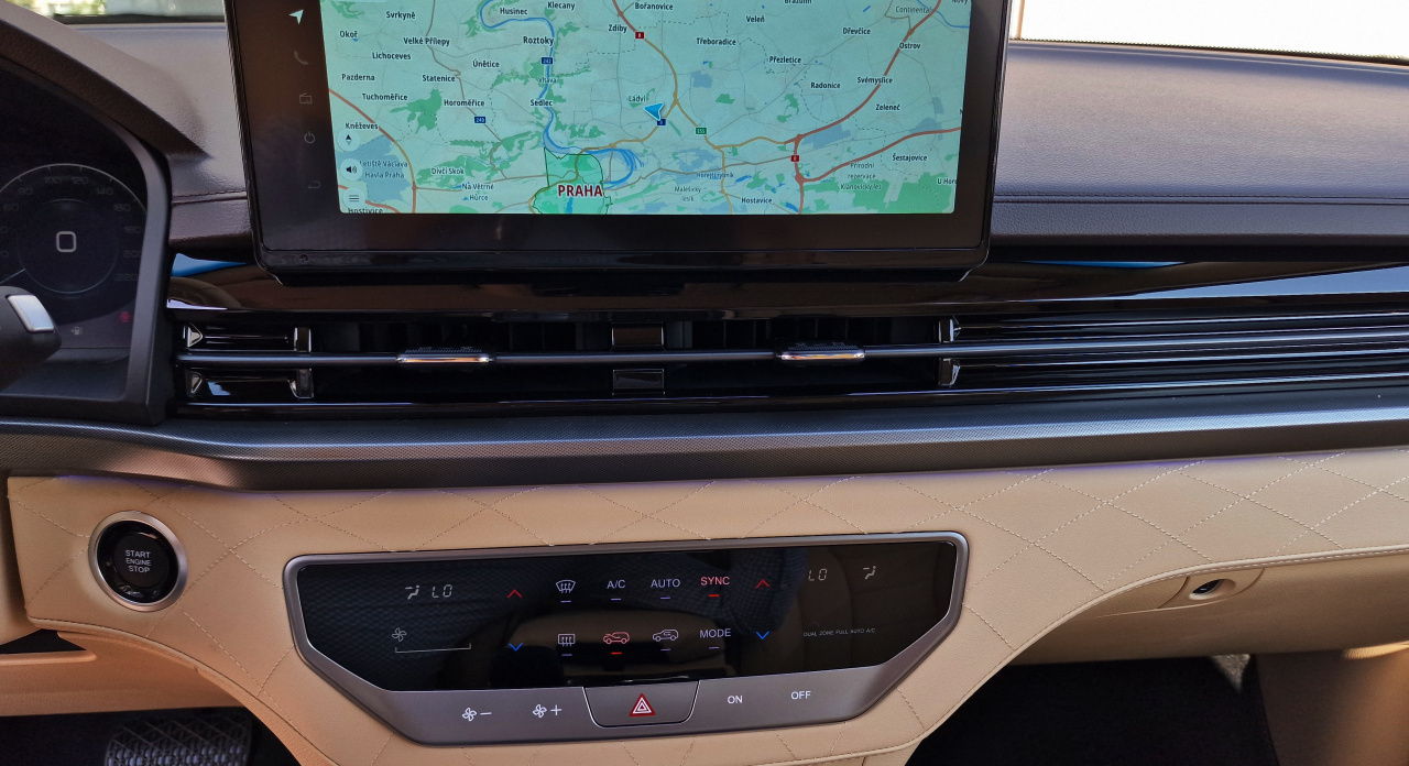 Rexton 2.2e-XDI Premium AT 4x4 Bílá perleť WAK/béžová BE
