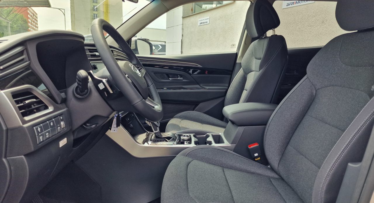 Korando 1.5Turbo Style+ AT 4x4  Latte/černý DOSTUPNOST LISTOPAD 2025