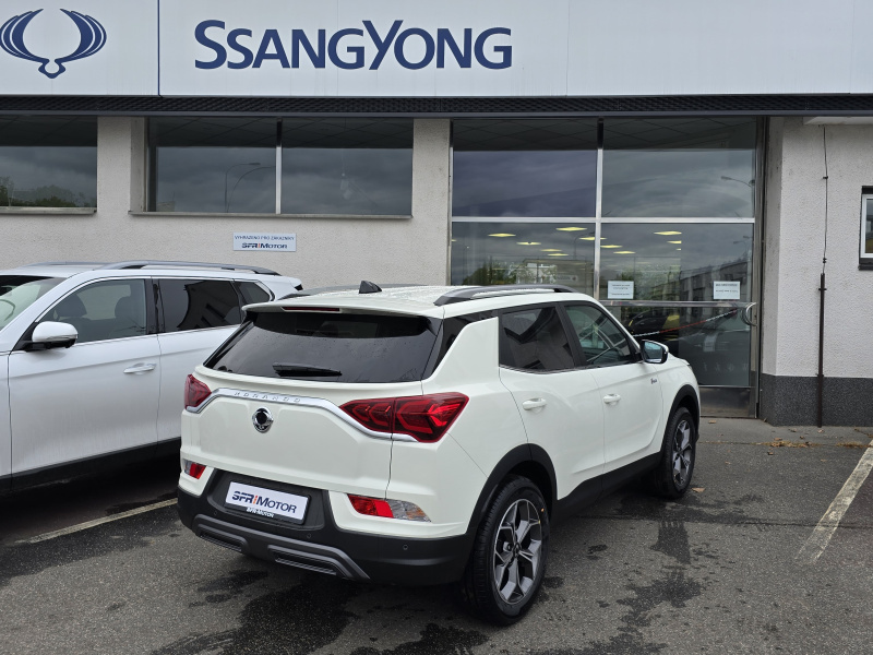 Korando 1.5Turbo Style+ AT Bílá/černá DOSTUPNOST ŘÍJEN 2025