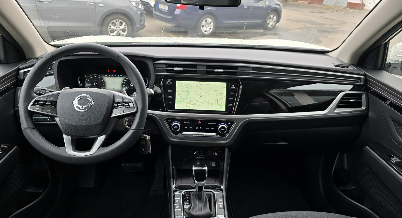 Korando 1.5Turbo Style+ AT Bílá/černá DOSTUPNOST ŘÍJEN 2025