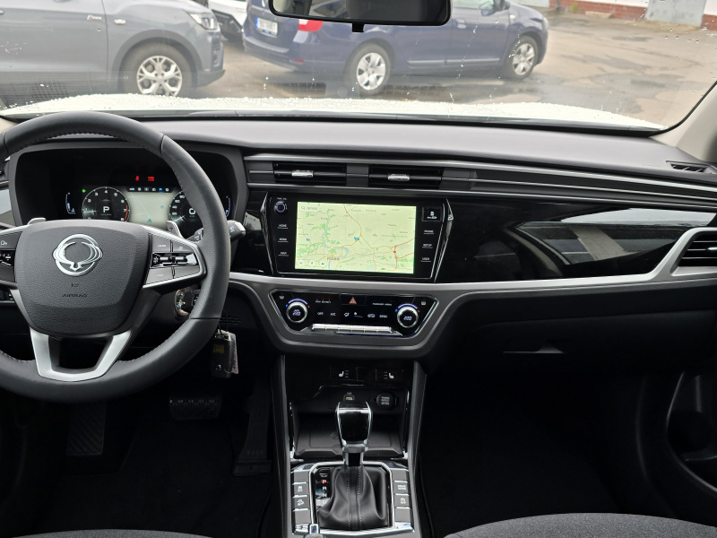 Korando 1.5Turbo Style+ AT Bílá/černá DOSTUPNOST ŘÍJEN 2025