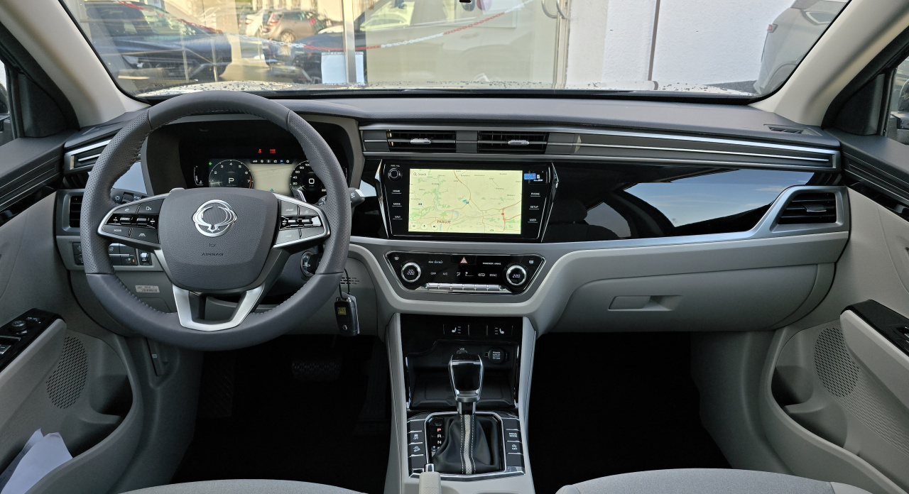 Korando 1.5Turbo Style+ AT Černá/béžový 56257
