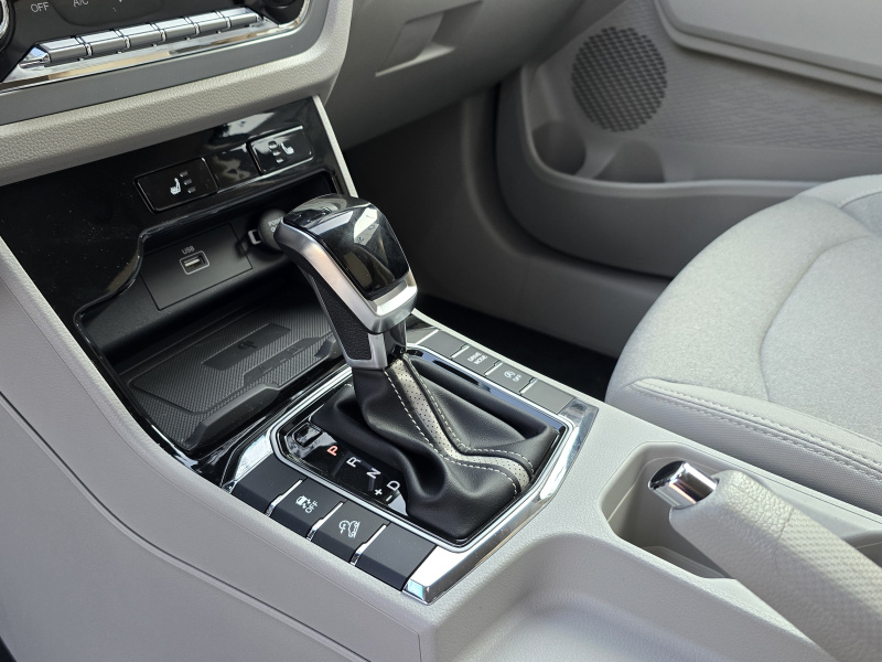 Korando 1.5Turbo Style+ AT Černá/béžový 56257