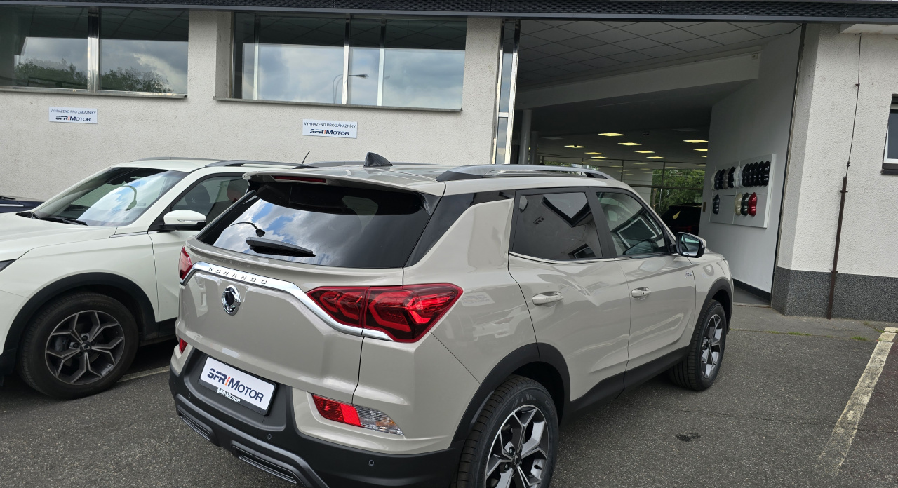 Korando 1.5Turbo Style+ MT Latte/černý MY24