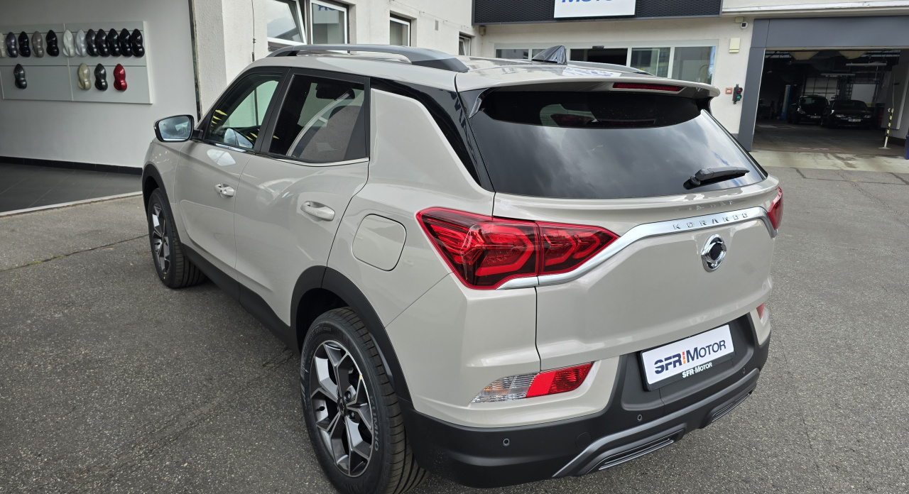 Korando 1.5Turbo Style+ MT Latte/černý MY24