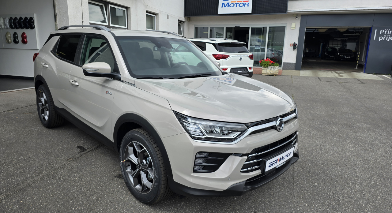 Korando 1.5Turbo Style+ MT Latte/černý MY24