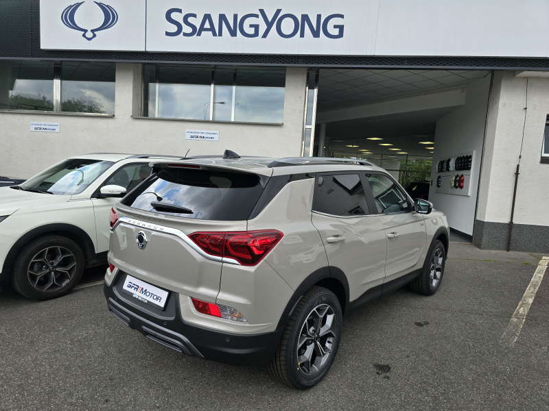 Korando 1.5Turbo Style+ MT Latte/černý MY24