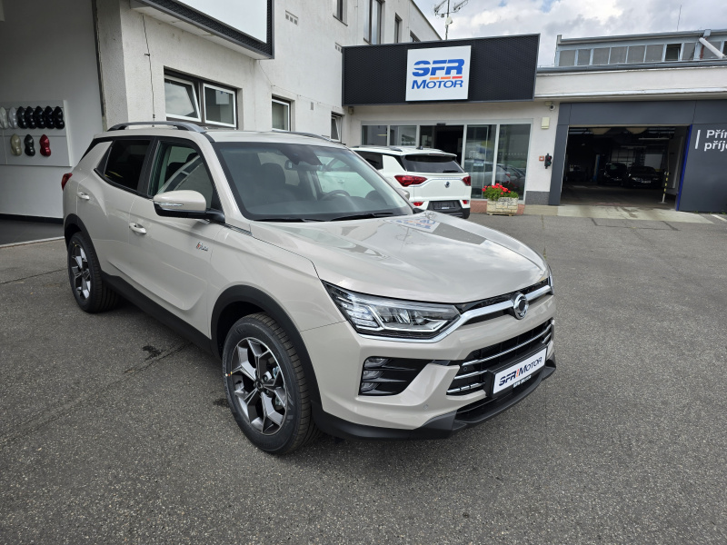 Korando 1.5Turbo Style+ MT Latte/černý MY24