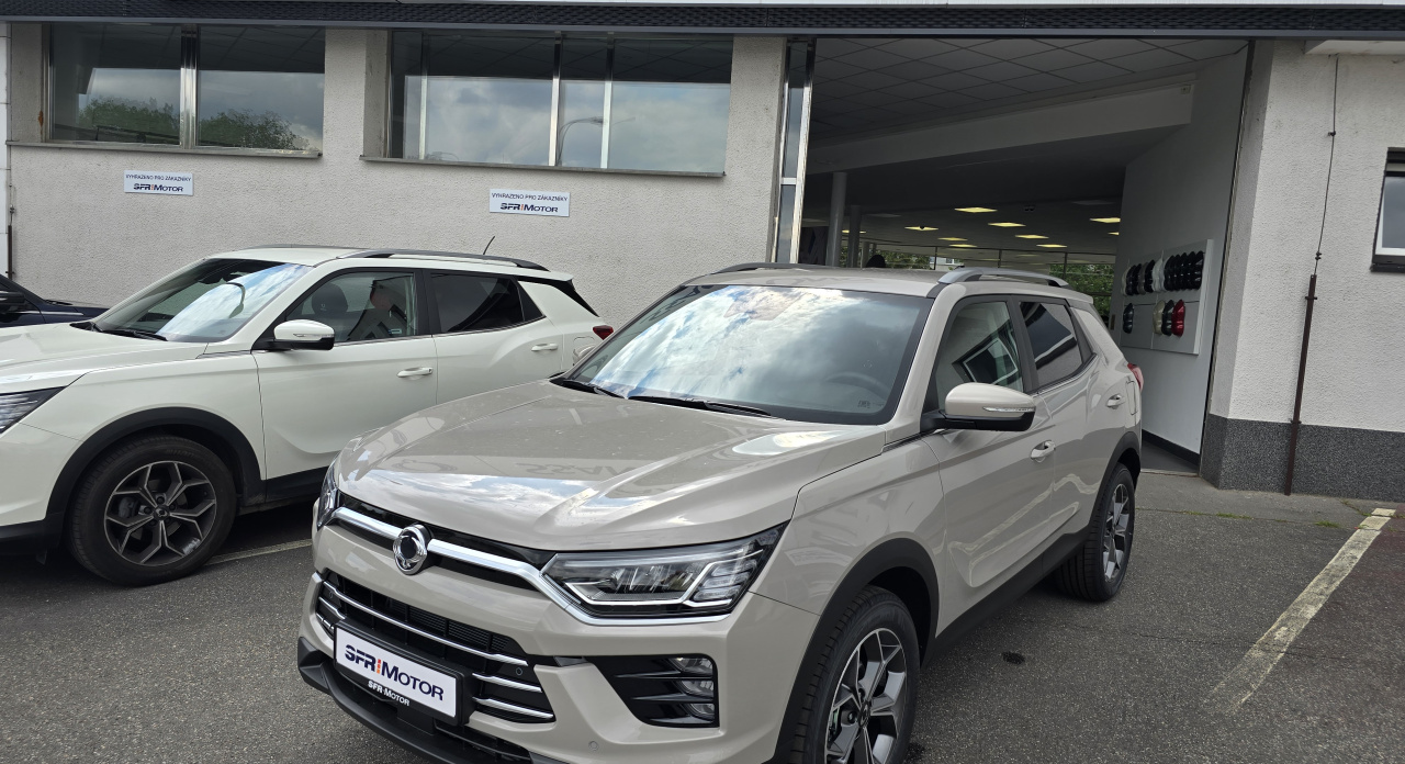 Korando 1.5Turbo Style+ MT Latte/černý MY24