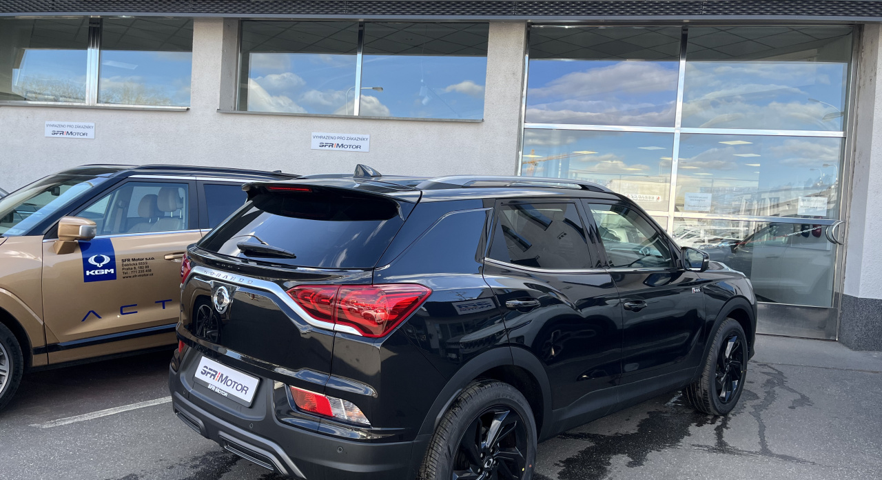 Korando 1.5Turbo Style+ AT Černá/béžový