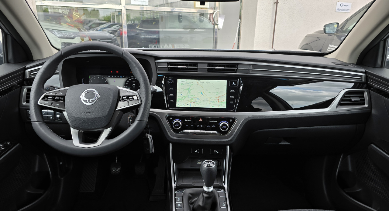 Korando 1.5Turbo Style+ MT 4x4  Kovová/černý