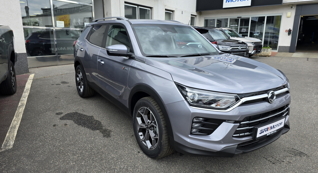 Korando 1.5Turbo Style+ MT 4x4  Kovová/černý