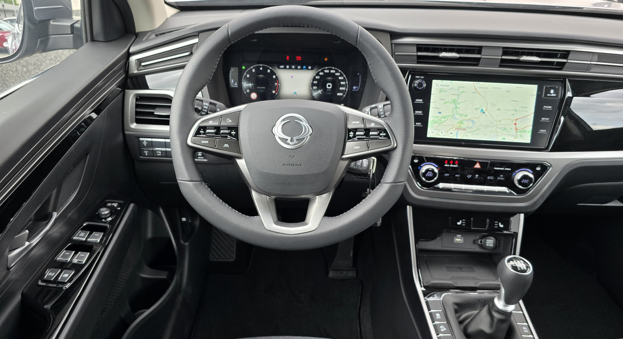 Korando 1.5Turbo Style+ MT 4x4  Kovová/černý