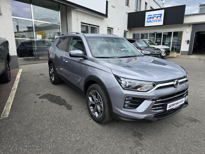 Korando 1.5Turbo Style+ MT 4x4  Kovová/černý