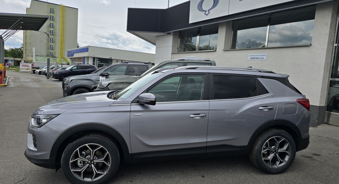 Korando 1.5Turbo Style+ MT 4x4  Kovová/černý