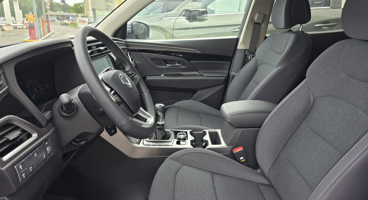 Korando 1.5Turbo Style+ MT 4x4  Kovová/černý