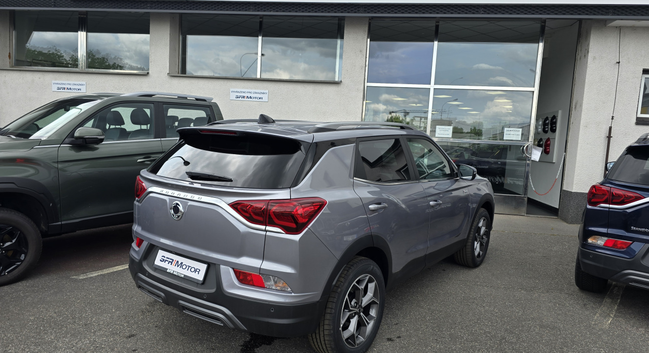 Korando 1.5Turbo Style+ MT 4x4  Kovová/černý