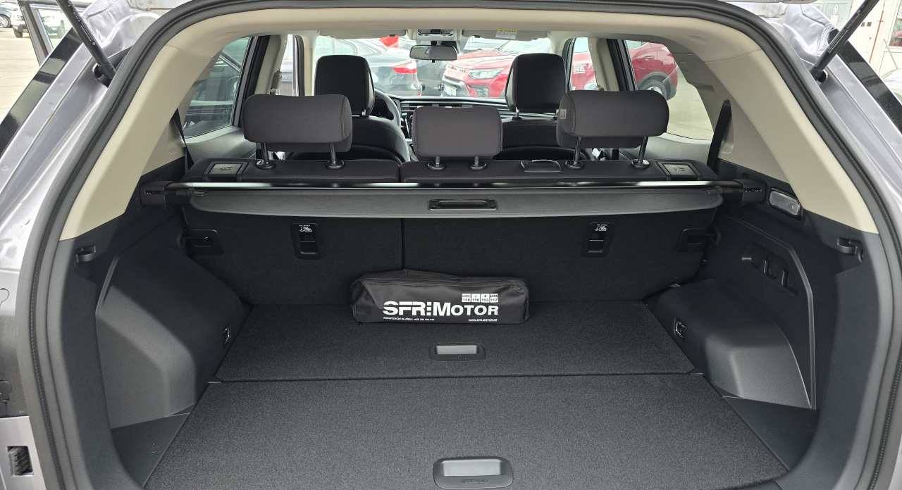 Korando 1.5Turbo Style+ MT 4x4  Kovová/černý