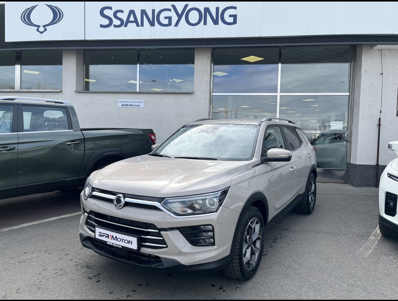 Korando 1.5Turbo Style+ AT  Latte/béžový DOSTUPNOST ŘÍJEN 2025
