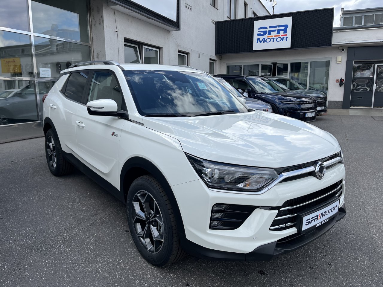 Korando 1.5Turbo Style+ AT  Bílá/černý  412
