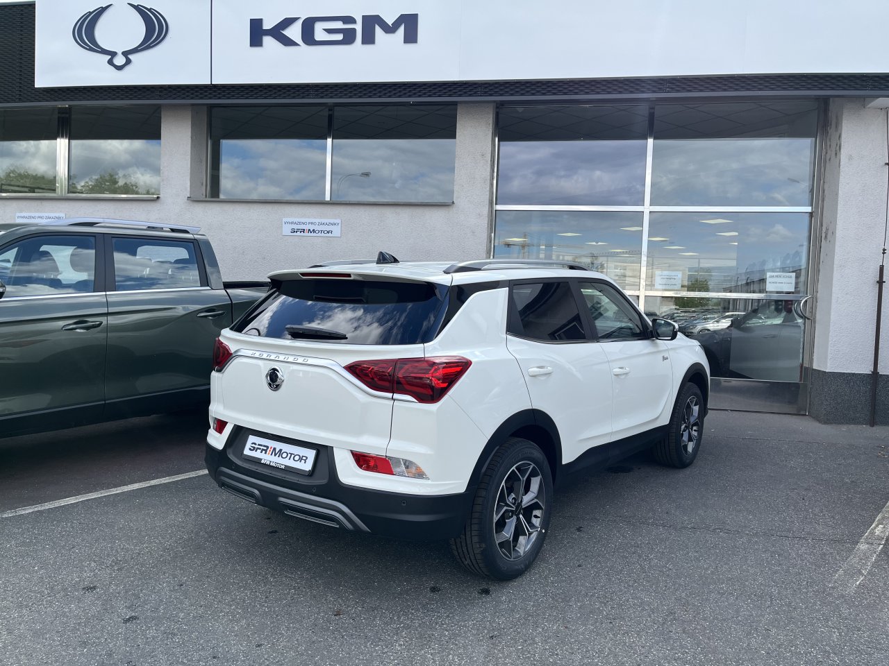 Korando 1.5Turbo Style+ AT  Bílá/černý  412