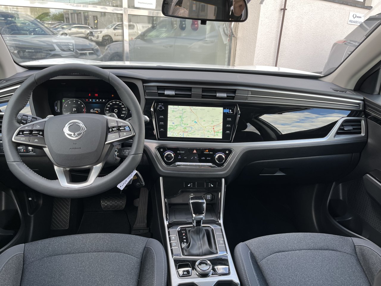 Korando 1.5Turbo Style+ AT  Bílá/černý  412