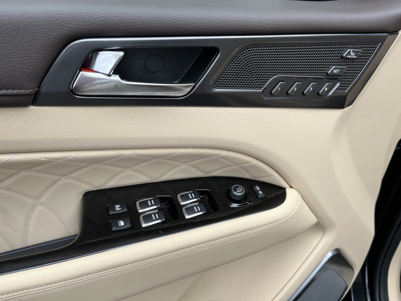 Rexton 2.2e-XDI Premium AT 4x4 Černá/ LAK/béžová BE  414