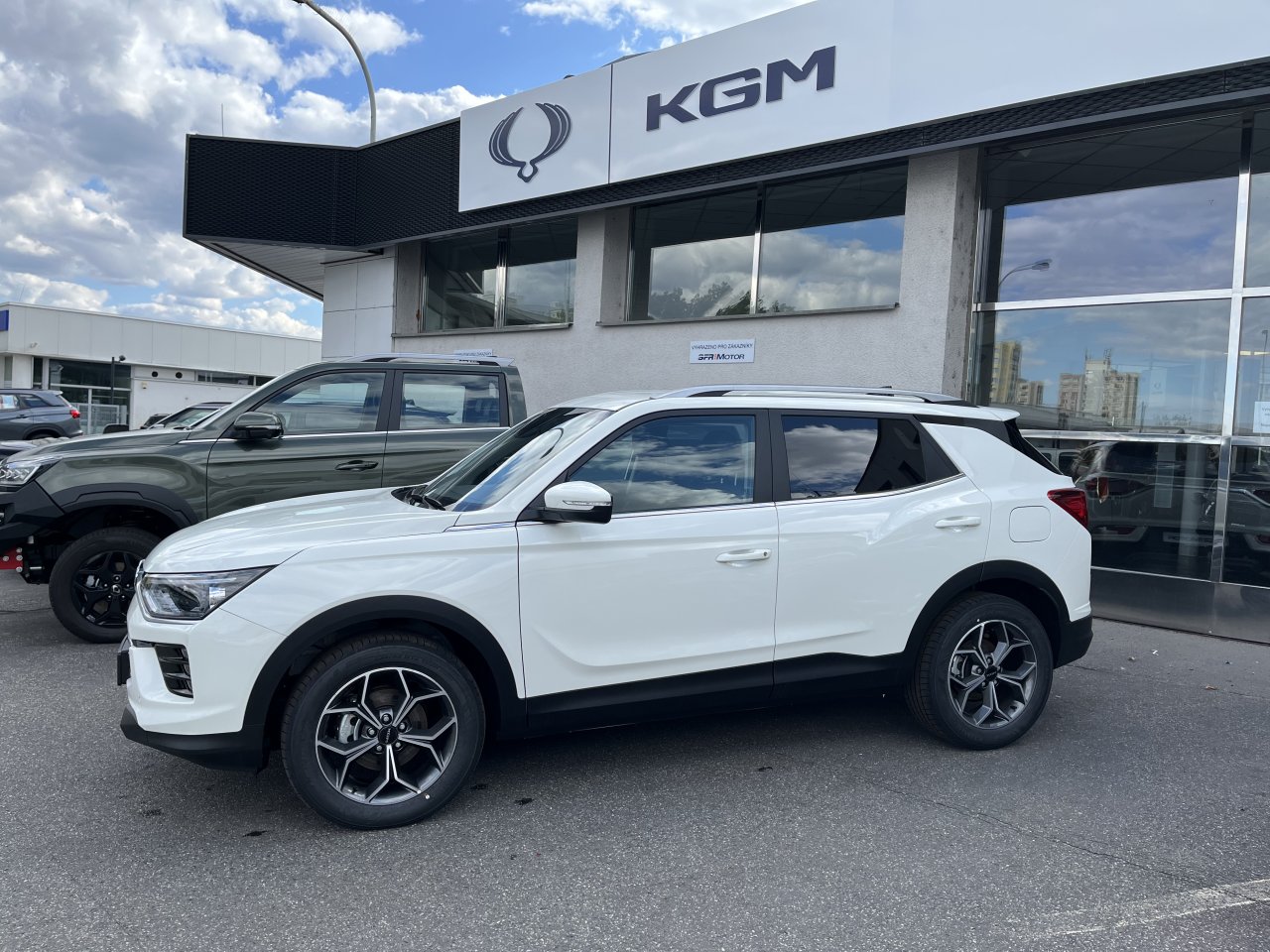 Korando 1.5Turbo Style+ AT Bílá/černý  DOSTUPNOST LISTOPAD 2025 420