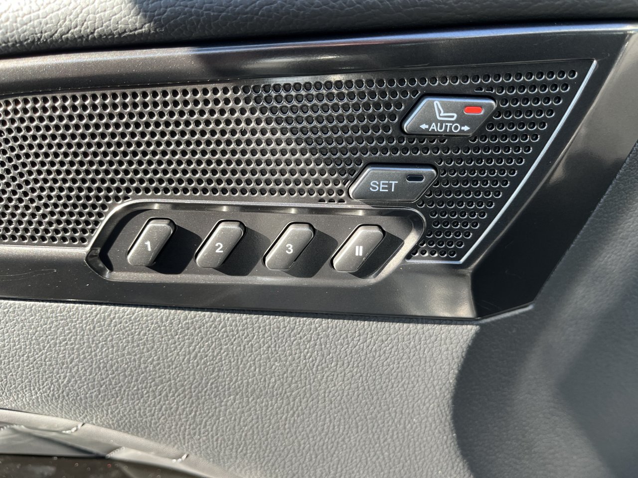 Rexton 2.2e-XDI Premium AT 4x4 Šedá ACM/černá     439