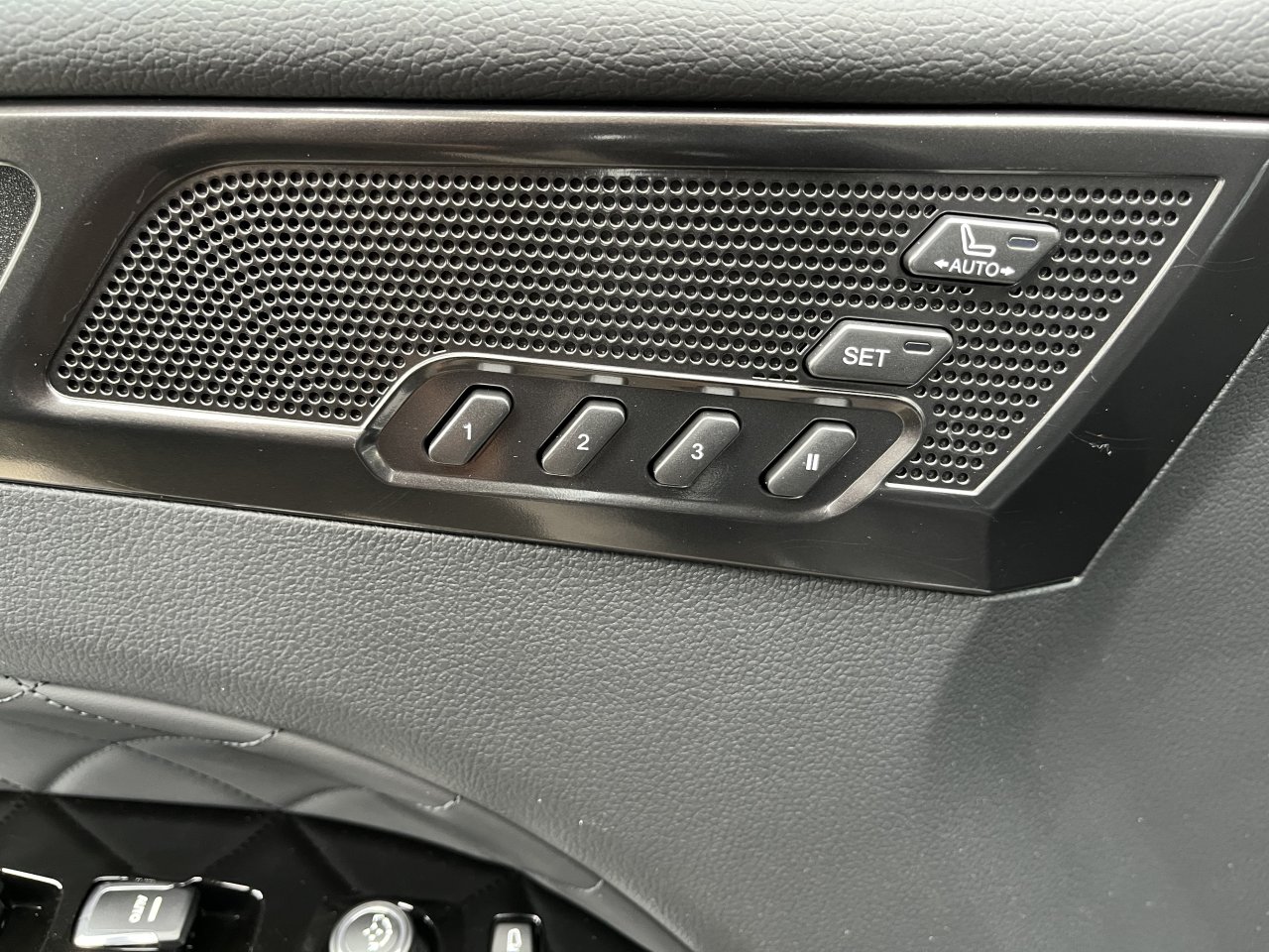 Rexton 2.2e-XDI Premium AT 4x4 Černá/černá    449