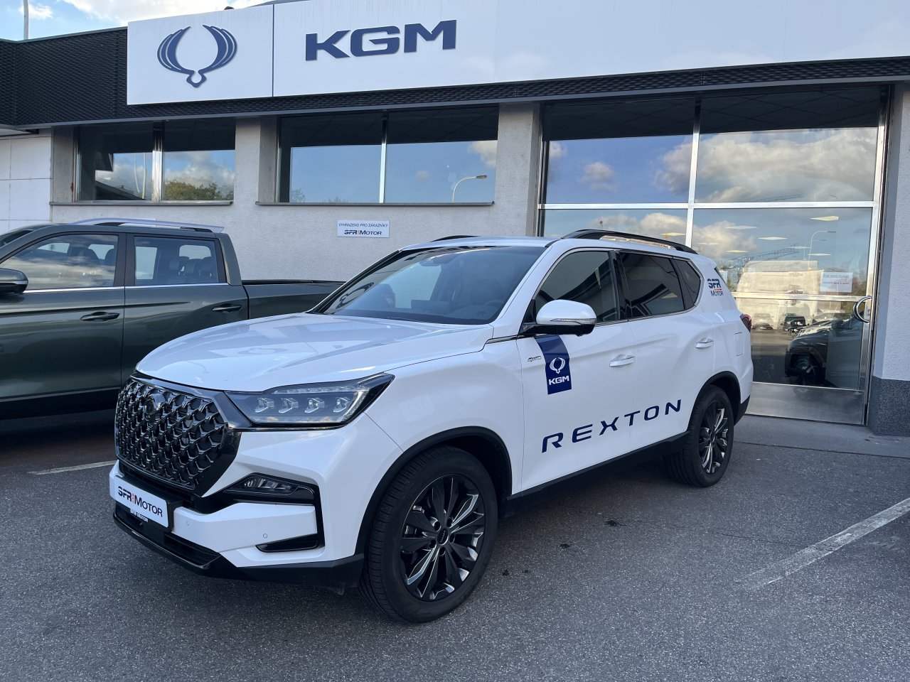 Rexton 2.2e-XDI Premium AT 4x4 Bílá WAK/černá BE skladem - předváděcí s tažným zařízením   452