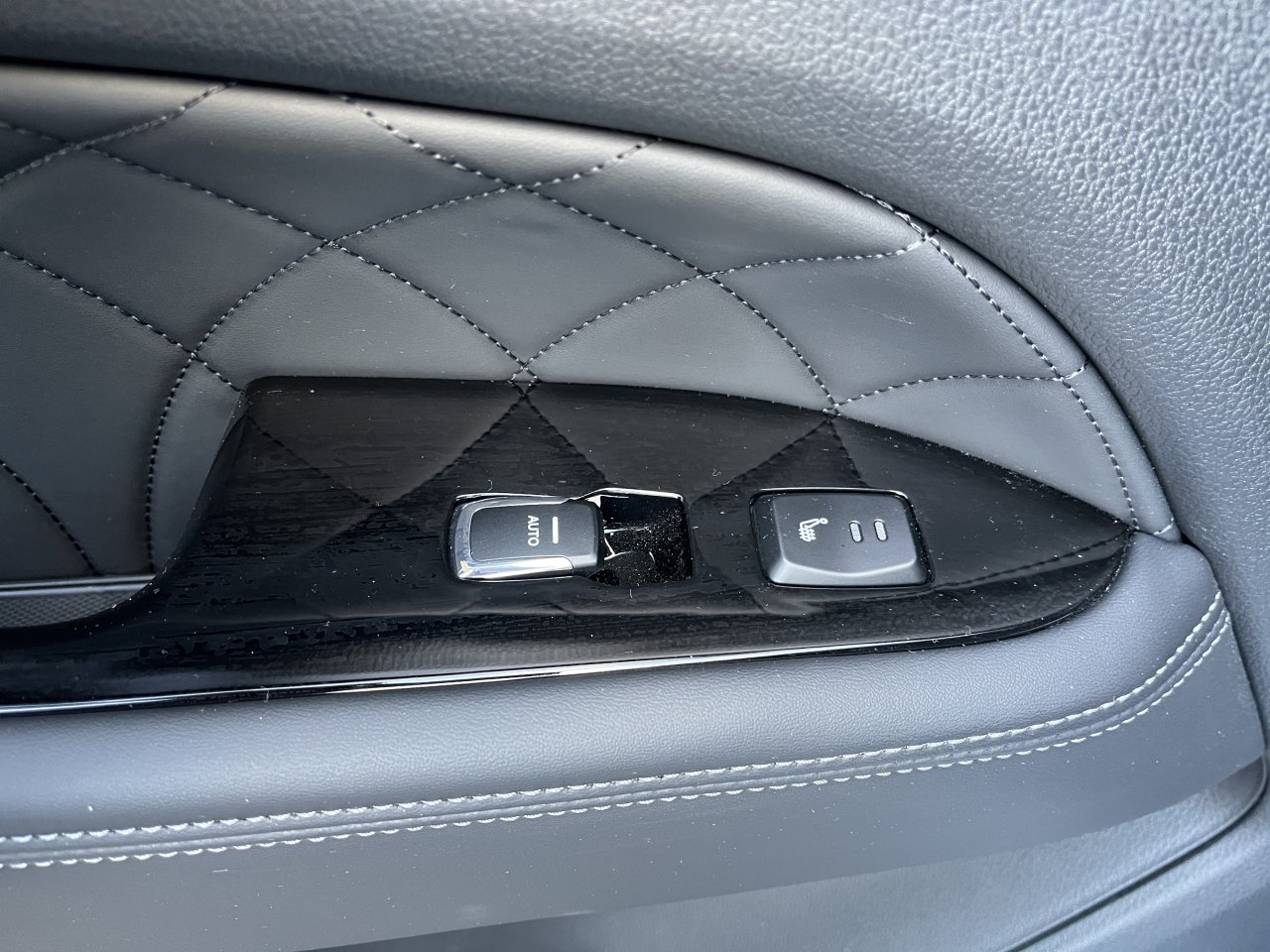 Rexton 2.2e-XDI Premium AT 4x4 Bílá WAK/černá BE skladem - předváděcí s tažným zařízením   452