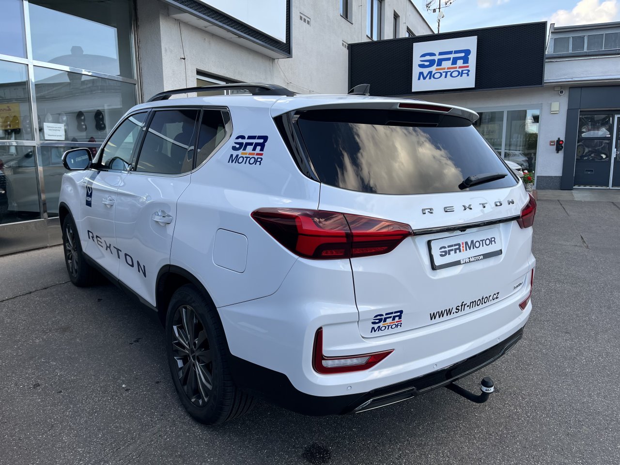 Rexton 2.2e-XDI Premium AT 4x4 Bílá WAK/černá BE skladem - předváděcí s tažným zařízením   452