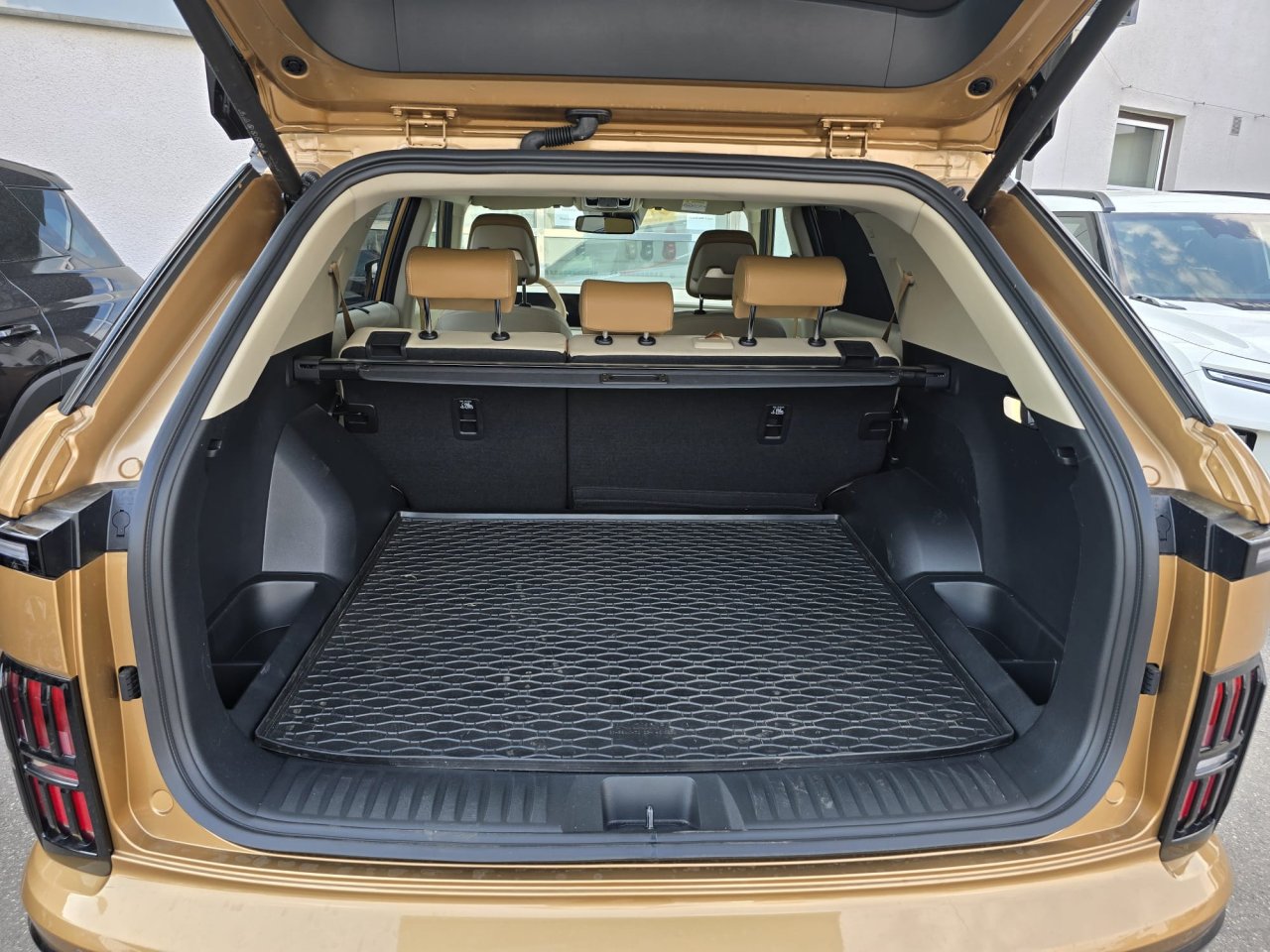 Actyon 1.5 Turbo GDI HEV Premium Měděná/béžový      462