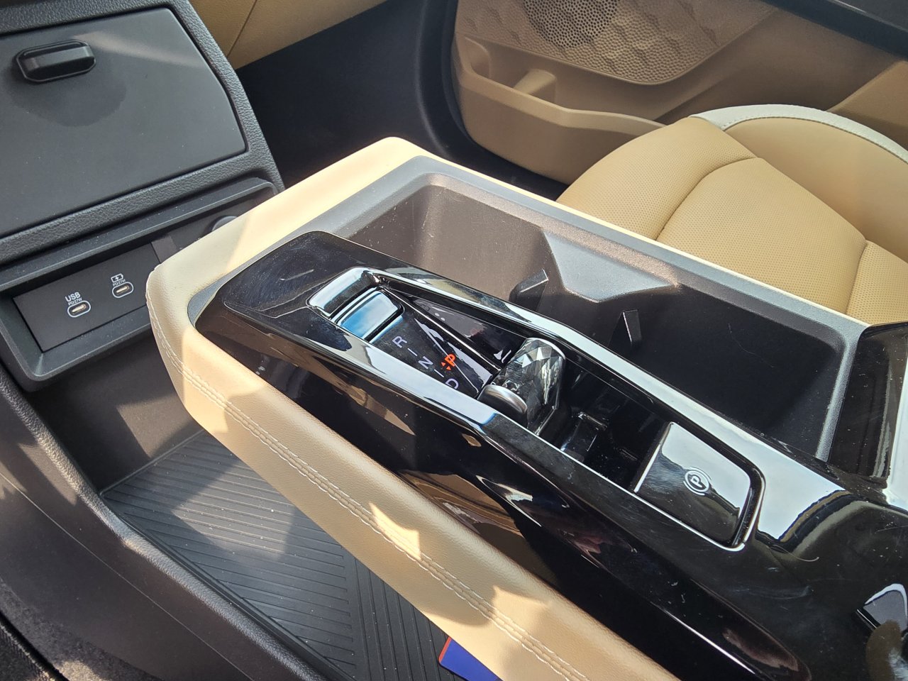 Actyon 1.5 Turbo GDI HEV Premium Měděná/béžový     463